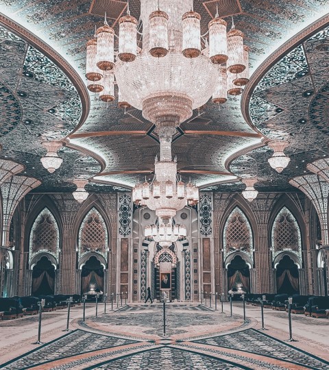 Ornate Middle Eastern interior with chandeliers, symbolising cross-border business and investment opportunities.